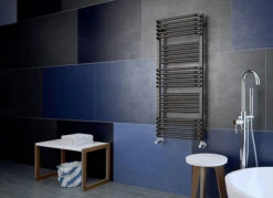 Sèche-serviette Chauffage Central Noir - Raccordement Au Centre - Pola/ZXN 8 Sèche-serviette Chauffage Central Noir - Raccordement Au Centre - Pola/ZXN -Sèche-Serviettes radiateur pola noir situation 2